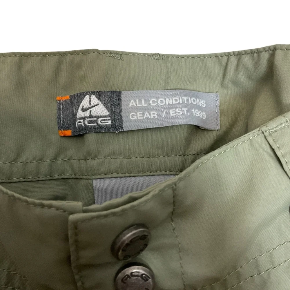 NIKE ACG sz 10 Women’s Cargo Shorts Pockets Belt Loops Hiking Adventuring Green